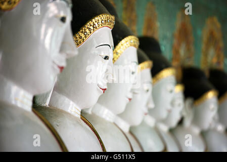 Vergoldeten Buddha-Statuen im Inneren U-Min-Thonze-Pagode, Sagaing Hill, Sagaing, Myanmar Stockfoto