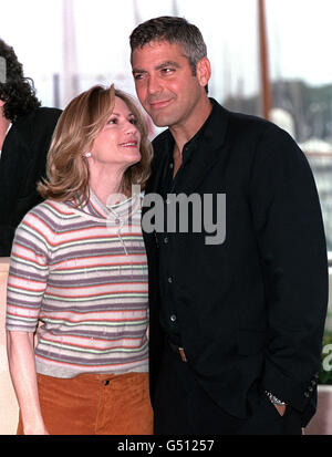 Der amerikanische Schauspieler George Clooney mit der Schauspielerin Holly Hunter bei einer Fotoschau für ihren Film 'O Brother Where Art Thou', bei den Filmfestspielen von Cannes, Frankreich. Stockfoto