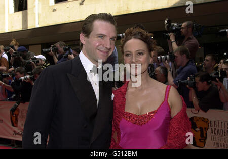Schauspieler Ralph Fiennes und seine Partnerin, Schauspielerin Francesca Annis, kommen bei den British Academy TV Awards (BAFTA's) in London an. Stockfoto