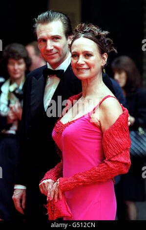 Schauspieler Ralph Fiennes und seine Partnerin, Schauspielerin Francesca Annis, kommen bei den British Academy TV Awards (BAFTA's) in London an. Stockfoto
