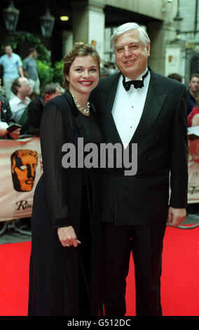 Der ausländische Korrespondent der BBC, John Simpson, kommt zur Verleihung der British Academy TV Awards [BAFTA'S] in London. Stockfoto