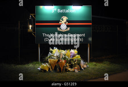 Blumengebete auf die Kaserne des 3. Bataillons des Yorkshire-Regiments in Warminster, Wiltshire, nachdem sechs Soldaten vermisst wurden, die bei dem einzigen schlimmsten Angriff des Feindes auf britische Truppen in Afghanistan seit Beginn der Operationen im Jahr 2001 getötet wurden. Stockfoto