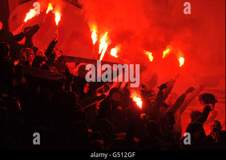 Fußball - U18 International - England / Polen - Gresty Road. Polnische Fans winken in den Tribünen Stockfoto