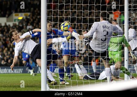 Gareth Bale von Tottenham Hotspur (rechts) und Scott Parker (links) sind klar Der Ball aus der Torlinie Stockfoto