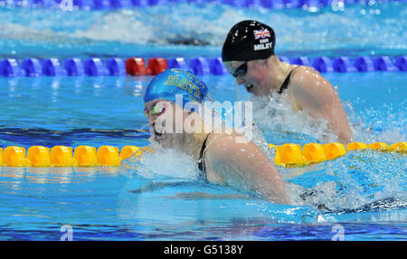 Stacey Tadd Battles hält eine Herausforderung von Hannah Miley (rechts) auf ihrem Weg zum Goldsieg im 200m Breaststroke der Frauen während der British Gas Swimming Championships im Aquatics Centre im Olympic Park, London. Stockfoto