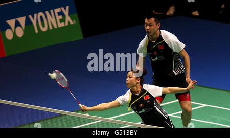 Die Chinesen Jin Ma und Chen Xu in Aktion während ihres Spiels gegen die Singapurer Chayut Triyachart und Lei Yao während der Yonex All England Badminton Championships in der National Indoor Arena in Birmingham. Stockfoto