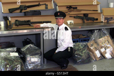 Der Royal Ulster Constabulary Superintendent John Bustard auf der Ballymena Polizeistation mit Waffen, die im Büro der Progressive Unionist Party in Ballymoney Co Antrim gefunden wurden. * IM Büro der politischen Partei WURDEN EINE Reihe von Waffen gefunden, darunter ein schweres Maschinengewehr mit Gürtel. Die PUP, verbunden mit der geächteten Ulster Volunteer Force (UVF) und dem Red Hand Commando (RHC), hat zwei Mitglieder der Nordirland-Versammlung. Siehe PA-Geschichte ULSTER Weapons. PA Foto: Paul Faith Stockfoto