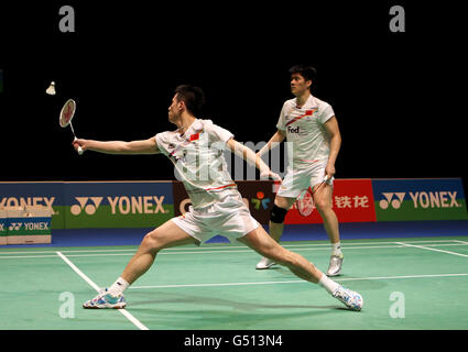 Der chinesische Cai Yun gibt einen Schuss zurück, den sein Partner Fu Haifeng während der Yonex All England Badminton Championships in der National Indoor Arena in Birmingham gesehen hat. Stockfoto