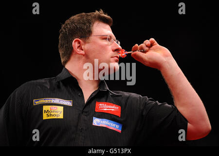 Darts - McCoys Premier League Darts 2012 - Brighton Centre. James Wade im Kampf gegen Raymond van Barneveld Stockfoto