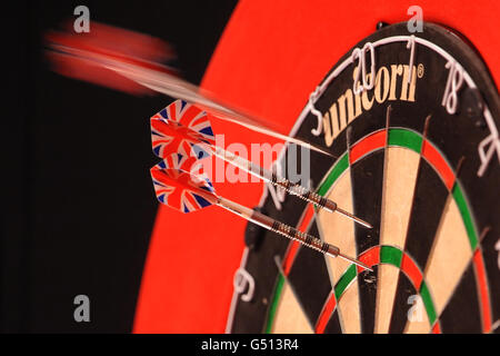 Darts - McCoys Premier League Darts 2012 - Brighton Centre. Allgemeine Ansicht der Darts im Brett Stockfoto