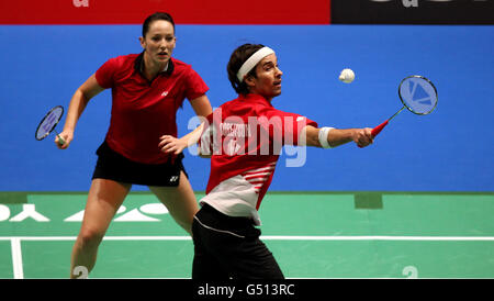 Der englische Nathan Robertson kehrt zurück, beobachtet von seiner Spielgefährtin Jenny Wallwork während der Yonex All England Badminton Championships in der National Indoor Arena in Birmingham. Stockfoto