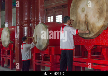 China, Beijing, Schlagzeuger an den Drums in den Trommeln Turm Stockfoto