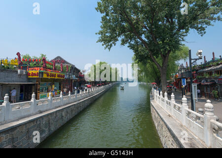 China, Beijing, Blick von Silverbar Brücke Houhai See, Houhai See mit Blick von Silverbar Brücke Stockfoto