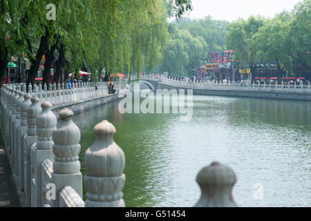 China, Beijing, Blick auf die Silverbar Brücke, Houhai See mit Blick auf die Silverbar-Brücke Stockfoto