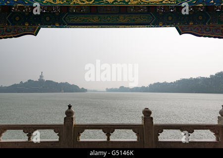 China, Beijing, Beihai-Park mit Blick auf die Jade-Insel mit der weißen Pagode im Regen Stockfoto