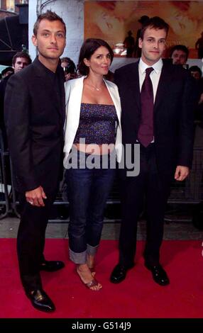 (L-R) Jude Law, Sadie Frost und Johnny Lee Miller bei der Premiere von Ewan McGregors neuem Film Nora im Everyman Cinema in Hampstead, London. * McGregor spielt neben Susan Lynch und Peter McDonald im Film über Nora Barnacle und ihre Beziehung zum irischen Schriftsteller James Joyce. Stockfoto