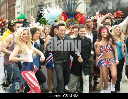 Anthony McPartlin und Declan Donnelly, Ant und Dec (Mitte), während der Dreharbeiten für die ITV-Show Britain's Got Talent, am Trafalgar Square im Zentrum von London. Stockfoto