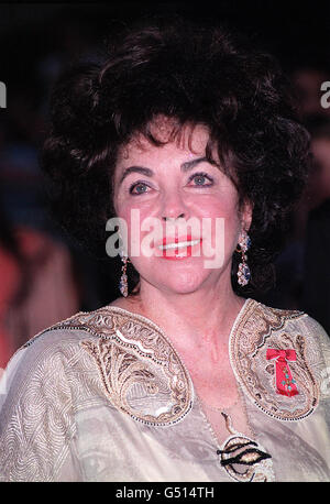 Dame Elizabeth Taylor kommt am Gala-Abend Cinema Against AIDS 2000 zum Wohle des amfAR beim Filmfestival von Cannes in Frankreich an. Stockfoto