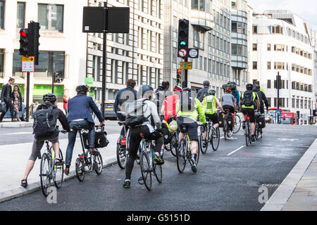 Eine große Gruppe von Radfahrern wartet auf die Lichter auf der Londoner Fleet Street, Großbritannien Stockfoto