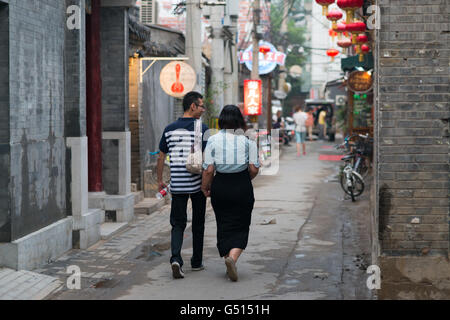 China, Beijing, A chinesische paar auf die Einkaufsmöglichkeiten und Unterhaltung Meile, S Luogu Gasse Stockfoto