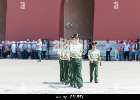 China, Beijing, Patrouille vor dem Mittag-Tor in der verbotenen Stadt Stockfoto