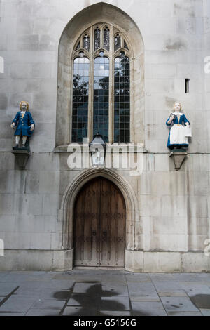 St. Andreas Kirche Holborn - Waisen Statue von Blue Coat hält die Heilige Bibel Stockfoto