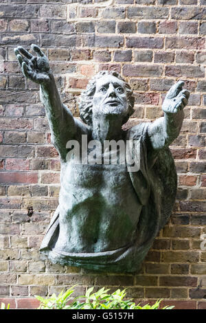 Skulptur von St. Alban vor der Pfarrkirche St. Alban the Martyr, Brooke Street, Holborn, London, England, VEREINIGTES KÖNIGREICH Stockfoto