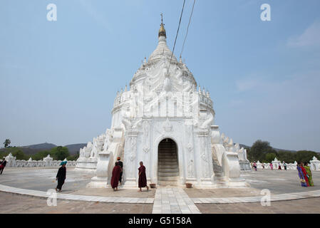 Mönche in die Hsinbyume Pagode, Mingun, Sagaing Region, Myanmar Stockfoto