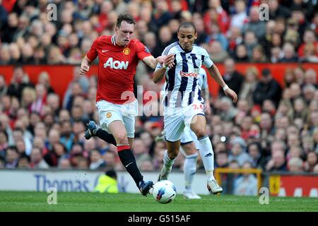 Fußball - Barclays Premier League - Manchester United gegen West Bromwich Albion - Old Trafford. Phil Jones von Manchester United (links) und Peter Odemwingie von West Bromwich Albion (rechts) kämpfen um den Ball Stockfoto