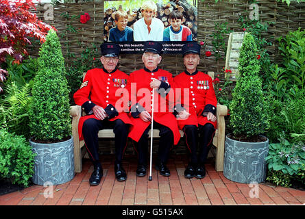 Auf der Chelsea Flower Show sitzen drei Chelsea Rentner auf der Gartenbank Diana, Princess of Wales. Der Gedenkfonds hat zugestimmt, den Sitz in ihrem Gedächtnis zu lizenzieren, um Arbeitsplätze in Gradacac zu schaffen, einer Stadt an der Front während des Krieges in Bosnien. Stockfoto