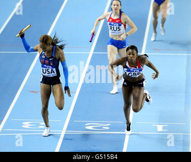 Die britische Perri Shakes-Drayton (rechts) überquert die Linie und gewinnt das 4x400-m-Staffellauf für Damen während der IAAF-Hallenweltmeisterschaften in der Atakoy Athletics Arena, Istanbul, Türkei. Stockfoto