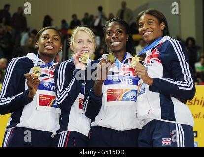 Die Großbritanien Perri Shakes-Drayton (links), Nicola Sanders (zweite links), Christine Ohurugo (zweite rechts) und Shana Cox feiern mit ihren Goldmedaillen bei den IAAF Indoor-Weltmeisterschaften in der Atakoy Athletics Arena, Istanbul, Türkei. Stockfoto