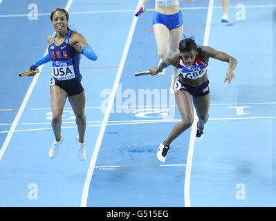 Die britische Perri Shakes-Drayton (rechts) überquert die Linie und gewinnt das Damen-Staffellauf über 4 x 400 m während der IAAF-Hallenweltmeisterschaften in der Atakoy Athletics Arena, Istanbul, Türkei. Stockfoto