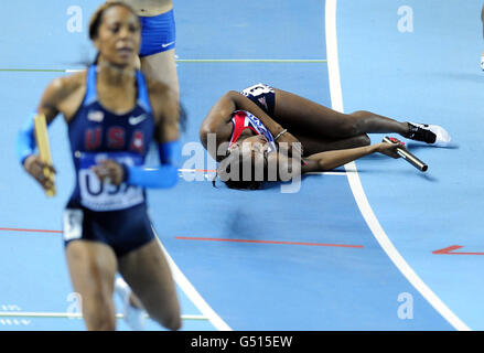 Der britische Perri Shakes-Drayton (rechts) fällt nach dem Überqueren der Linie, um das Damen-Staffelfinale während der IAAF-Hallenweltmeisterschaften in der Atakoy Athletics Arena, Istanbul, Türkei, zu gewinnen. Stockfoto