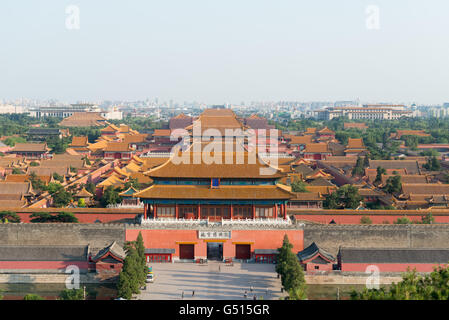 China, Beijing, Blick über das Nordtor und den Dächern der verbotenen Stadt Stockfoto