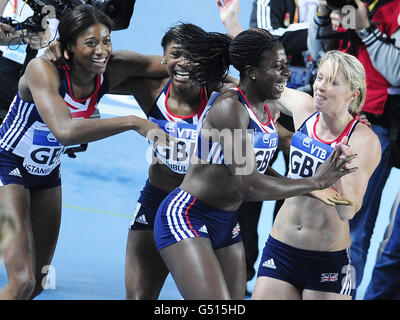 Das britische 4x400-m-Staffelteam aus Shana Cox (links), Nicola Sanders (rechts), Christine Ohuruogu (Mitte rechts) und Perri Shakes-Drayton (Mitte links) feiern den Goldsieg während der IAAF-Hallenweltmeisterschaften in der Atakoy Athletics Arena, Istanbul, Türkei. Stockfoto