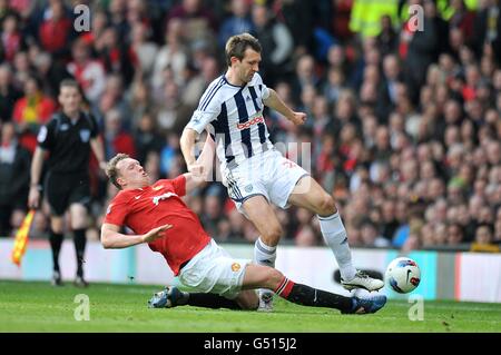 Fußball - Barclays Premier League - Manchester United gegen West Bromwich Albion - Old Trafford. Phil Jones von Manchester United (links) und Gareth McAuley von West Bromwich Albion kämpfen um den Ball Stockfoto