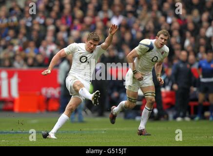 Rugby Union - RBS 6 Nations Championship 2012 - Frankreich gegen England - Stade de France. Der englische Owen Farrell schießt eine Strafe auf das Tor Stockfoto