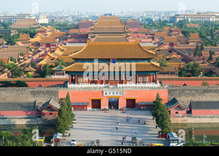 China, Beijing, Blick auf das Nordtor und über den Dächern der verbotenen Stadt Stockfoto