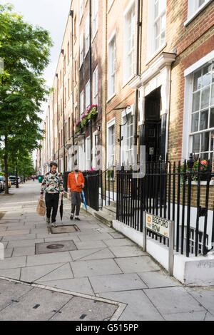 Zwei Männer Fuß entlang Bedford Row in Holborn, Zentral-London Stockfoto