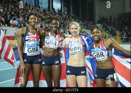 Das britische 4x400-m-Staffelteam Shana Cox (links), Nicola Sanders (zweite rechts), Christine Ohuruogu (zweite links) und Perri Shakes-Drayton (rechts) feiern den Goldsieg während der IAAF-Hallenweltmeisterschaften in der Atakoy Athletics Arena, Istanbul, Türkei. Stockfoto