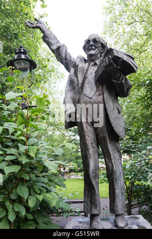 Statue von Fenner Brockway, Baron Brockway, im Red Lion Square, London, UK Stockfoto