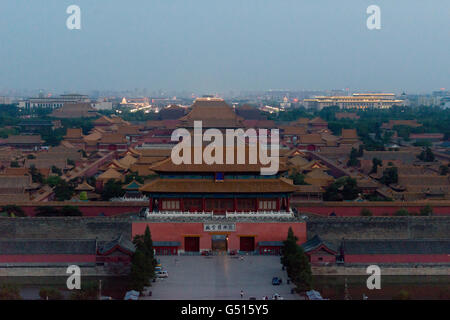 China, Beijing, Blick auf das Nordtor und über den Dächern der verbotenen Stadt in den Abendstunden Stockfoto