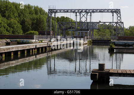 Alte Boot hydraulische Aufzüge und historischen Canal du Centre, Belgien, UNESCO-Weltkulturerbe - die Hebebühne Strepy Bracquegnies Stockfoto