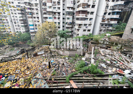 China, Chongqing, chaotisch Vorplatz vor dem Wohngebäude Stockfoto