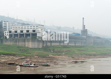 China, Chongqing, Flusskreuzfahrt auf dem Yangtze Fluss, Industrie- und Werksgelände am Ufer des Jangtse-Flusses Stockfoto