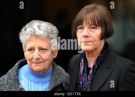 Wendy Brother (links) und Rose Clark posieren für Medien vor dem Obersten Gerichtshof nach einer Entscheidung über britische Atomwaffentests, London PRESS ASSOCIATION Photo. Bilddatum: Mittwoch, 14. März 2012. Die Frauen repräsentieren ihre Ehemänner, ehemalige Militärangehörige, die angeblich durch die Strahlenbelastung während der britischen Atomwaffentests in den 1950er Jahren erkrankt sind. Bildnachweis sollte lauten: Anthony Devlin/PA Stockfoto