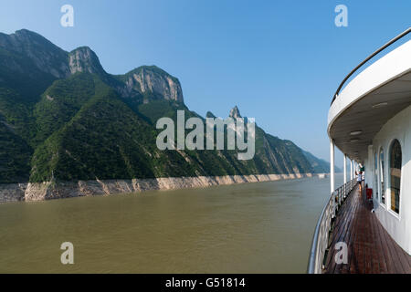 China, Chongqing, Flusskreuzfahrt auf dem Yangtze Fluss, Blick entlang eines Kreuzfahrtschiffes durch die Wu-Schlucht am Jangtse-Fluss Stockfoto