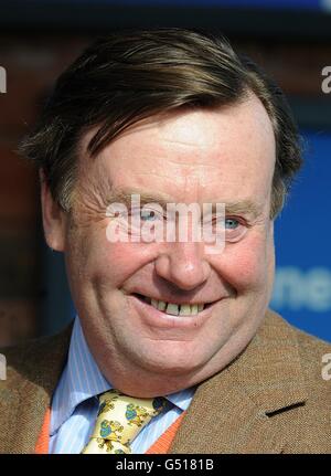 Die Gewinnerin Nicky Henderson lächelt, nachdem Simonsig beim Ladies Day beim Cheltenham Festival die Hürde des Neptune Investment Management Novice gewonnen hat. Stockfoto