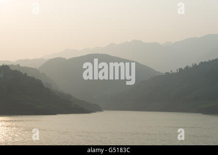 China, Hubei Sheng, Badong, Flusskreuzfahrt auf dem Yangtze-Fluss über die Ufer des Yangtze Flusses in der Nähe von Badong anzeigen Stockfoto